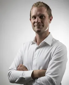 Photo professionnelle de Cyril Gervais, spécialiste en analyse de données touristiques, marketing et communication pour les entreprises et les acteurs du tourisme en France.